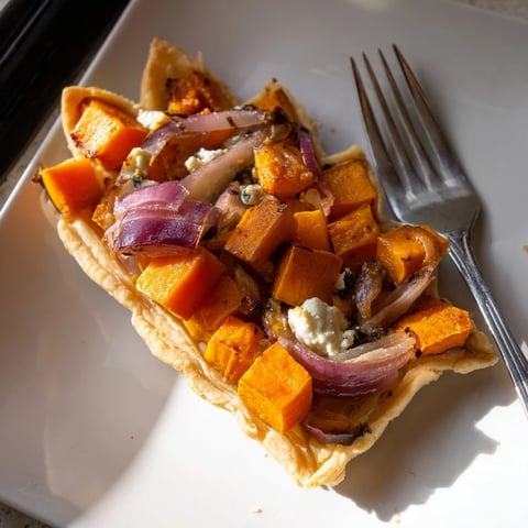 Feuilles dÉrable Tartes Salées dAutomne: a beautiful autumn tart, showcasing roasted veggies, goat cheese, and flaky pastry.