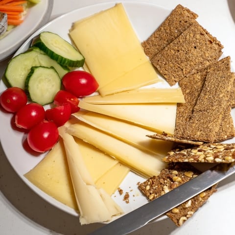 Planche Montagne Aventure Collation brimming with cheeses, meats, and fruit, ready for sharing and enjoyment.