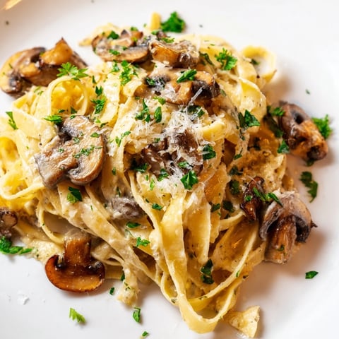 Steaming Creamy Mushroom Alfredo pasta tossed with sautéed mushrooms in a luscious garlic cream sauce.